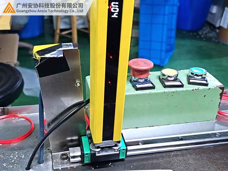 对射式与反射式安全光栅优缺点.jpg