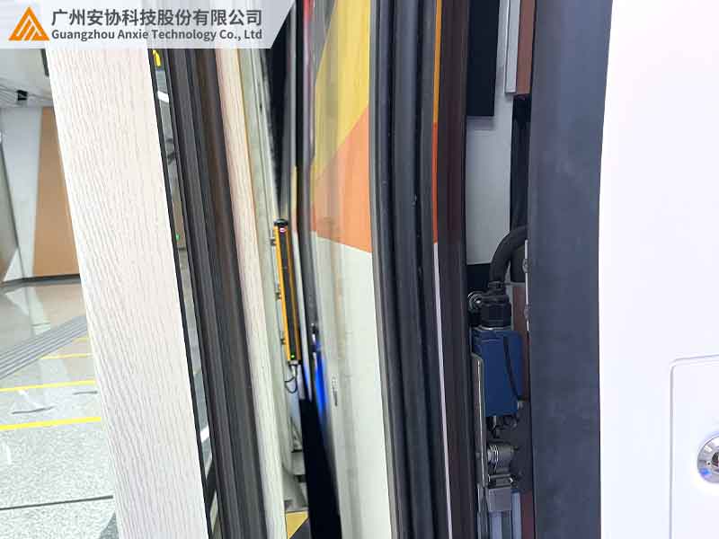 地铁安全光栅在紧急制动中的应用案例.jpg