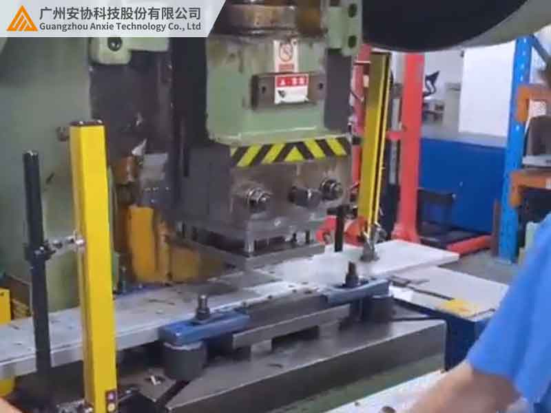冲床安全光栅安装案例.jpg