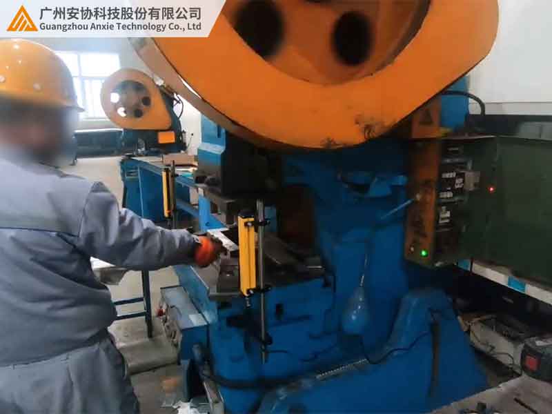冲床安全光幕防压手应用案例.jpg