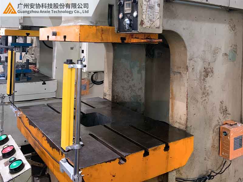 冲床用安全光幕定制防护.jpg