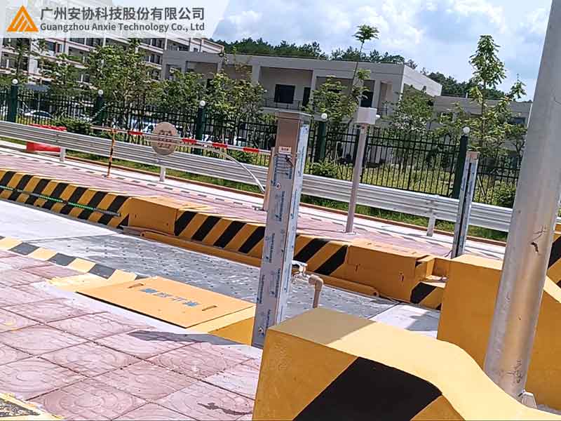 高速人工称重精准检测：车辆分离光幕案例.jpg