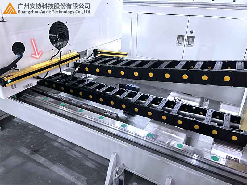 安全光栅在尼龙拖链的生产线防护案例.jpg