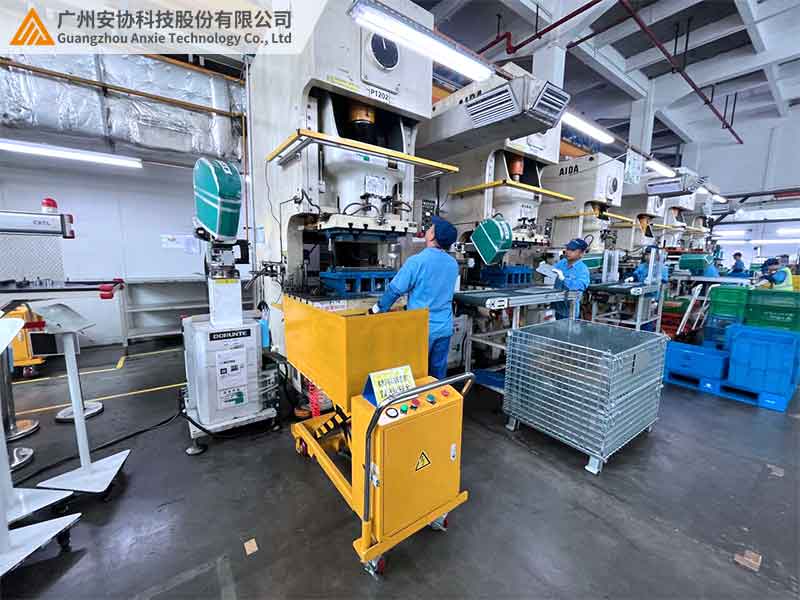 安全光栅防护冲床设备操作台的工作人员案例.jpg