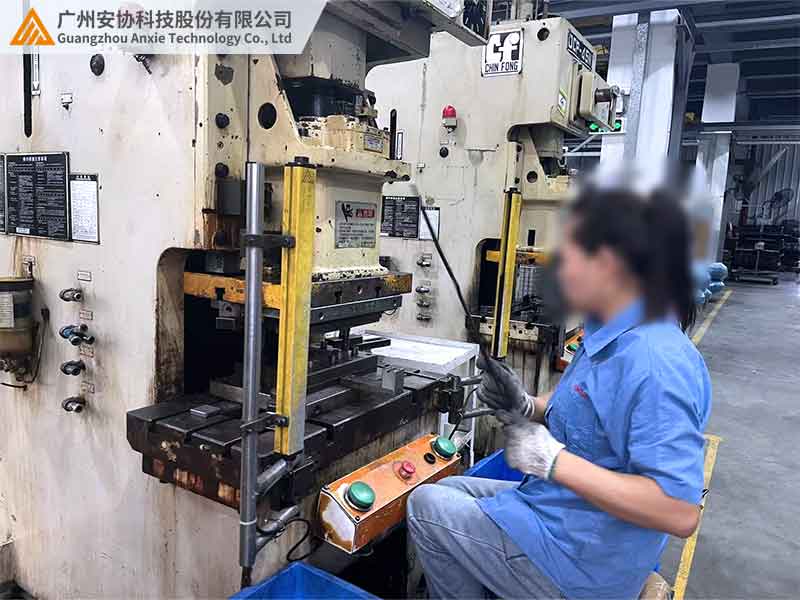 冲床安全光栅感应区域如何控制急停