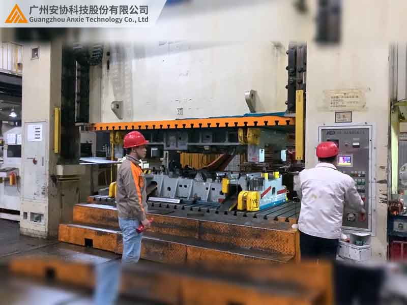 大型冲压机的危险区域安装安全光栅