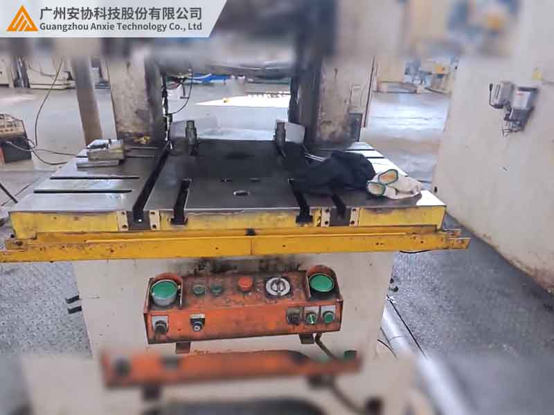老式冲床如何安装安全光栅案例.jpg