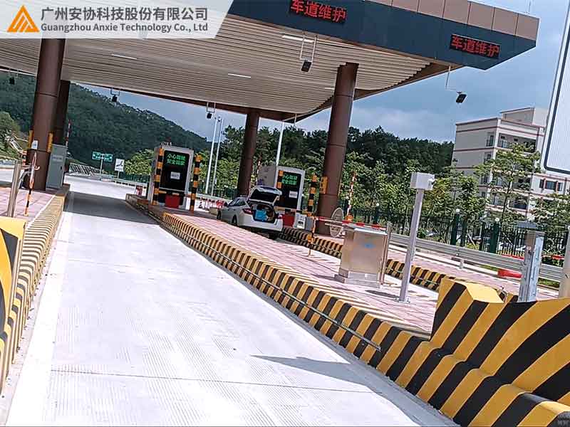 ETC车道无人收费系统的核心设备：车辆分离光幕 