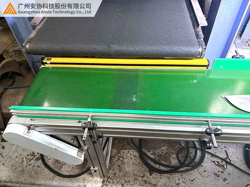 单边检测光栅在传送履带的漫反射区域