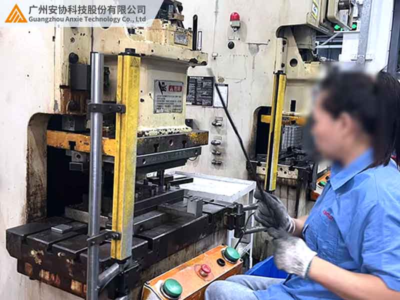 冲床用安全光幕对射与漫反射区别对比