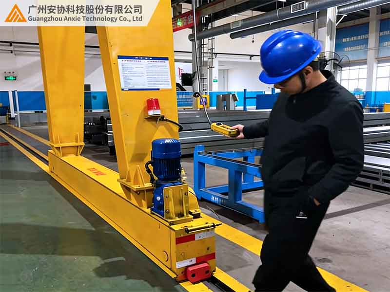 单边光栅与滑轨式龙门架适配守护生产安全