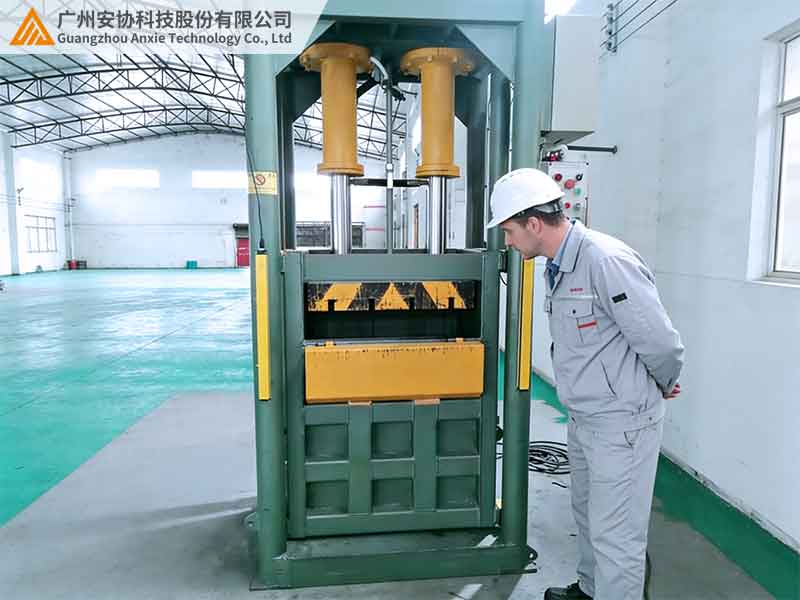 液压打包机安全光栅守护作业人员安全