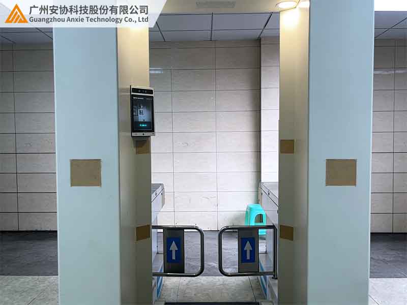 川煤集团闸机口启用安全光幕保障通行安全