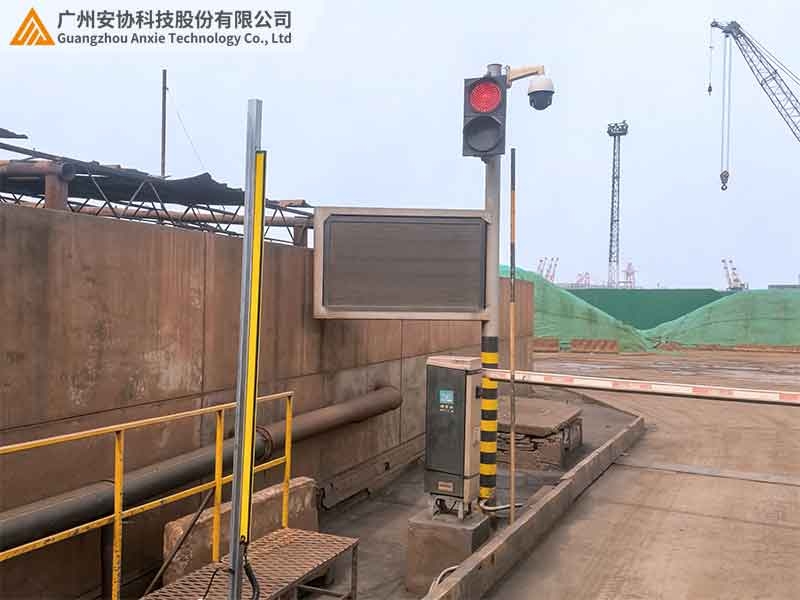 露天矿闸口的激光单边光栅防尘检测.jpg