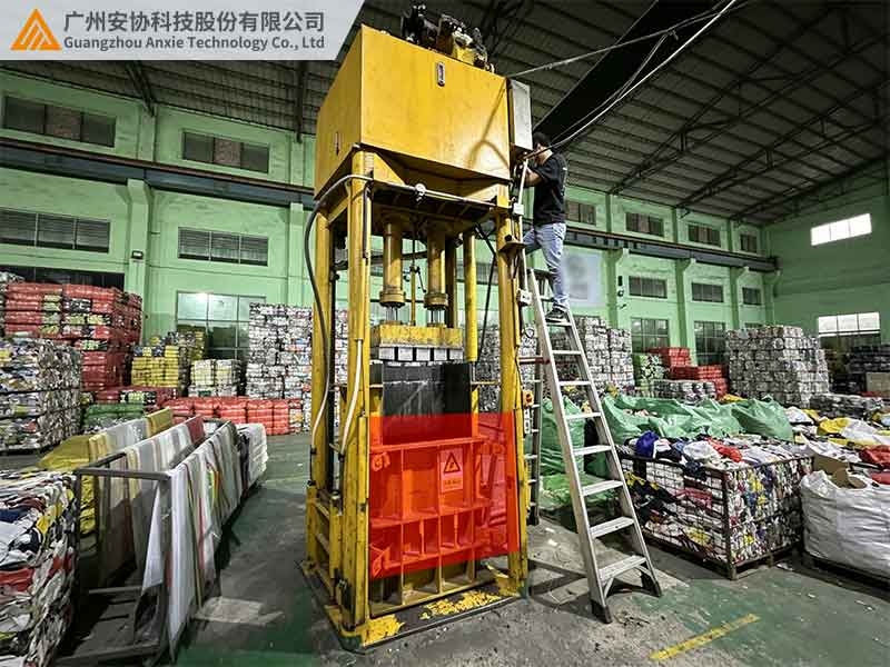 立式液压打包机加装安全光栅防误伤.jpg