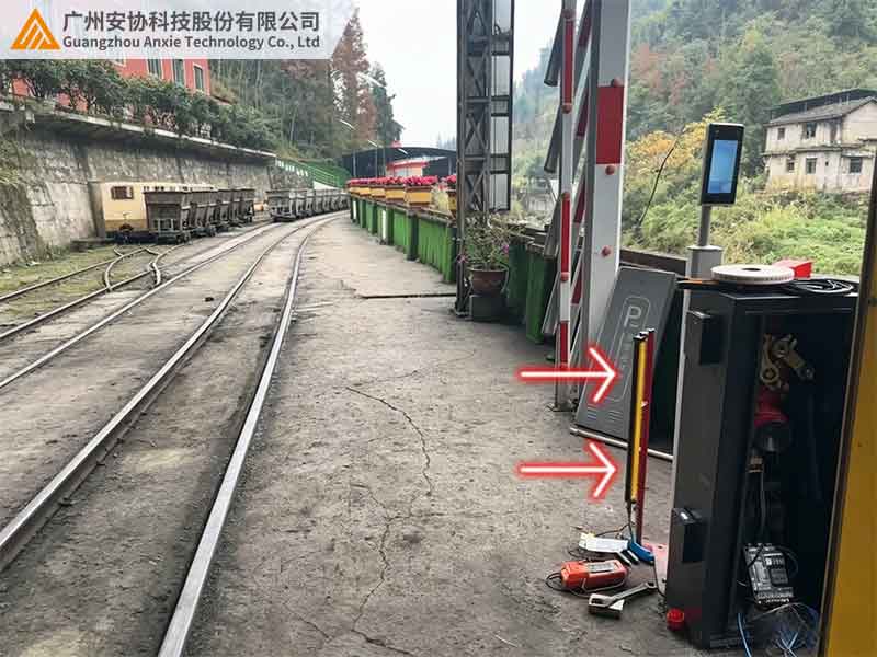 铁路侧卸矿车高效卸料与光幕精准定位技术