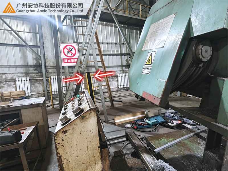 工业切割机加装漫反射光幕防误切事故.jpg