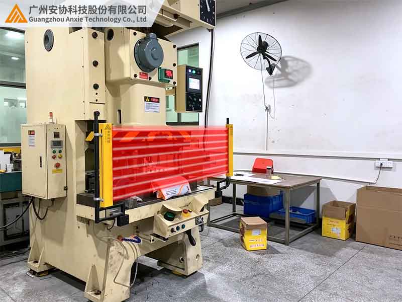 抗振型安全光幕应对冲床高频震动工况