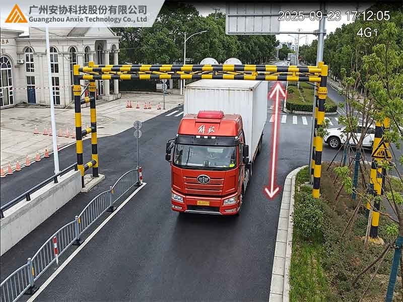高速响应雷达配合限高杆管控快速货车.jpg