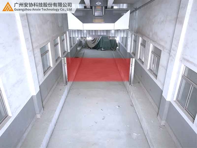 高精度测量光幕完成车道内车身位置判定.jpg