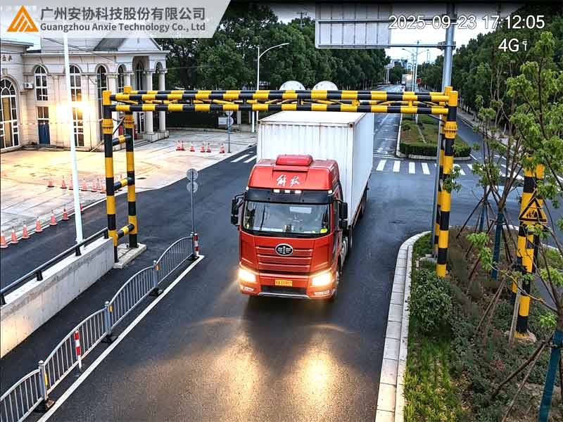 激光雷达减少限高杆与货车碰撞故障.jpg