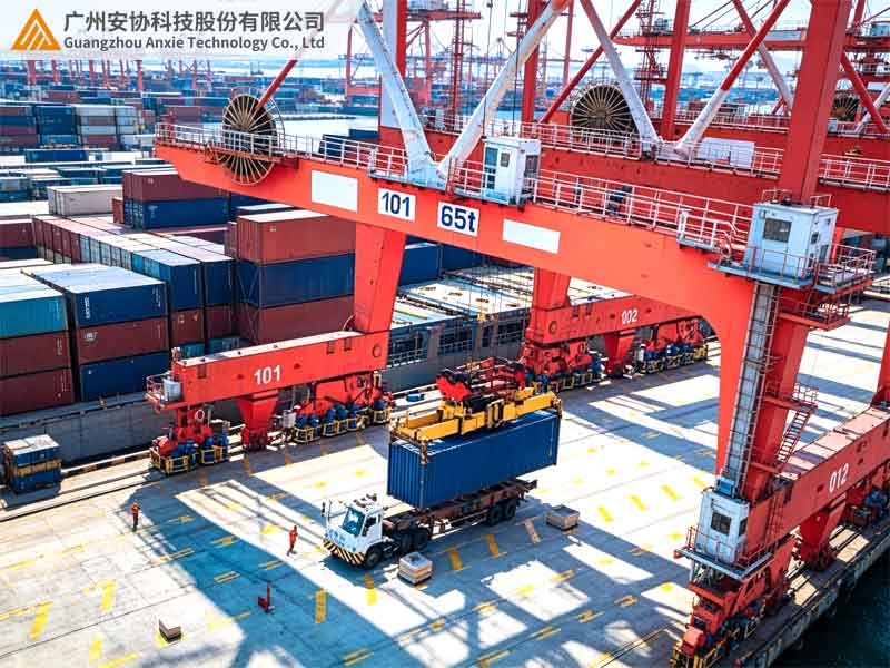 激光雷达定位港口集装箱运载集卡.jpg