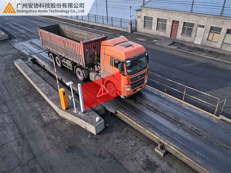 港口盐雾环境防腐光幕检测地磅车道车辆.jpg